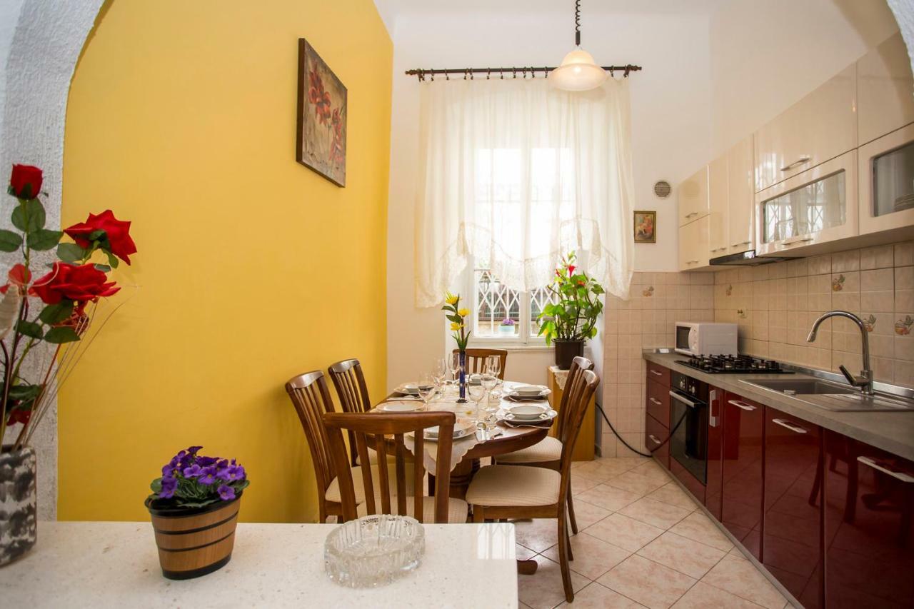 Emanuel Apartman Pula Buitenkant foto